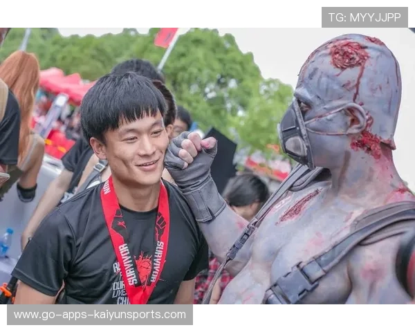 左勾拳穿透防守瞬间见血